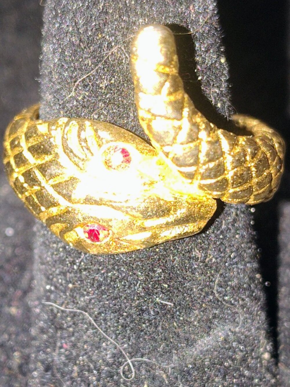 Gold‑Tone Coiled Snake Ring – Red Eyes – Textured Scale Design – Size 6.5